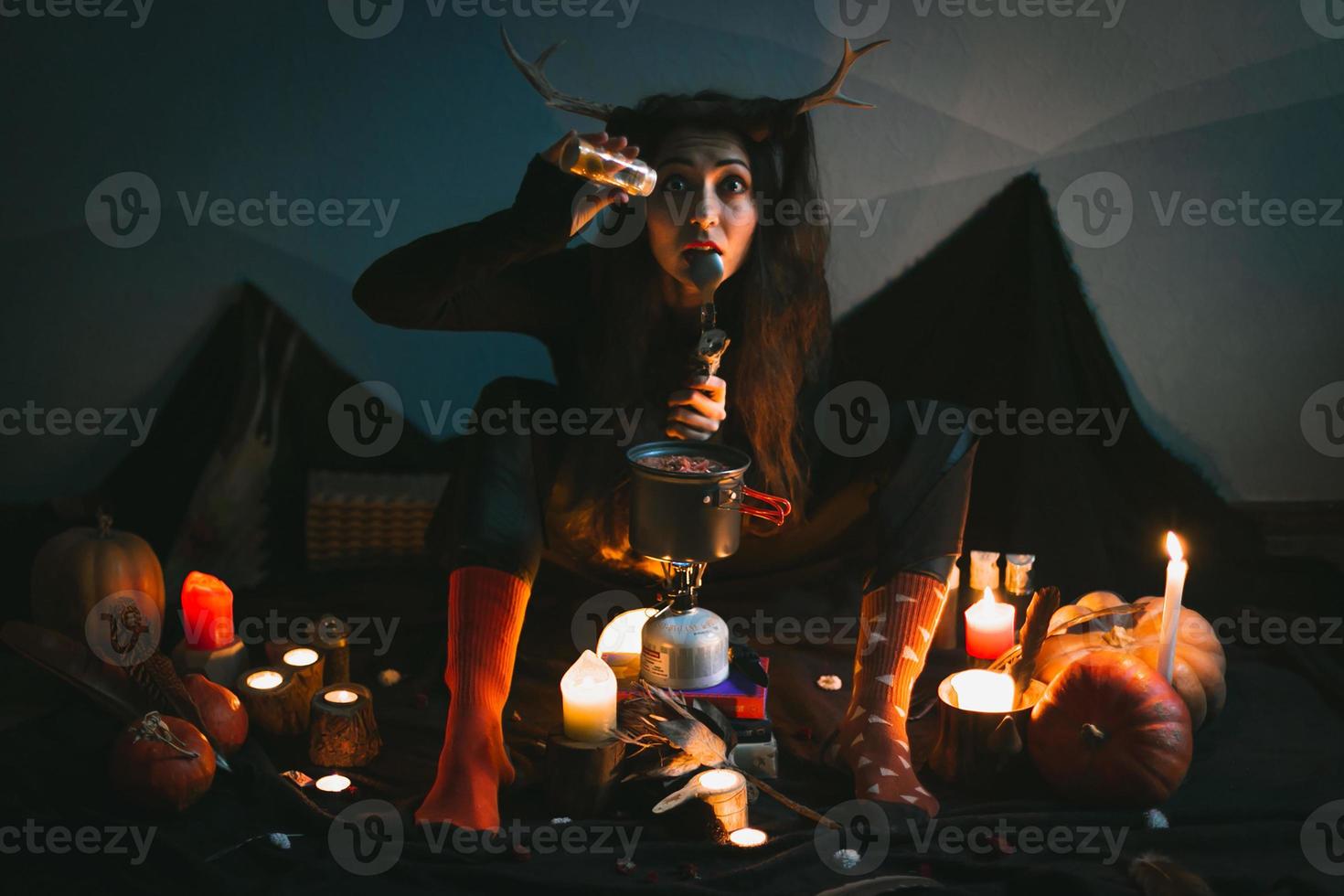 Nahaufnahme einer Hexe mit Hörnern, die Suppe schmackhafter macht, Porträtbild foto