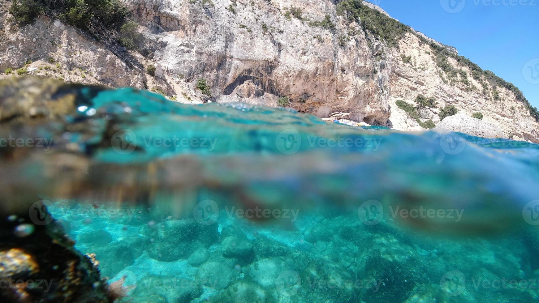 sardinien kristallwasser unterwasseransicht beim tauchen foto