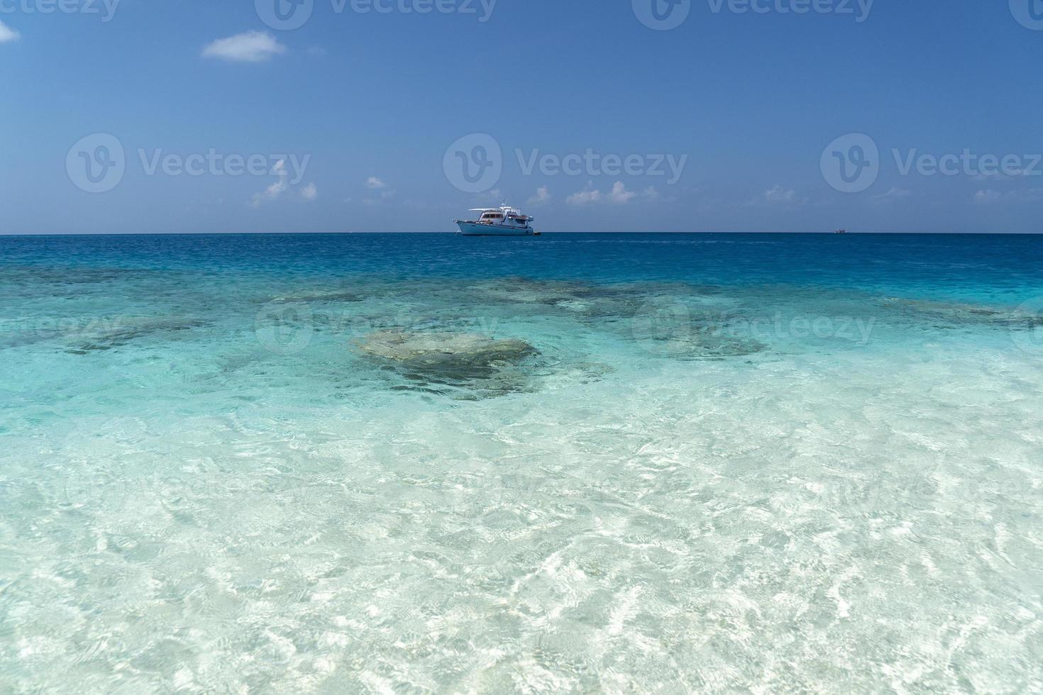 sommer tropischer sandstrand türkisfarbene wasserlagune foto