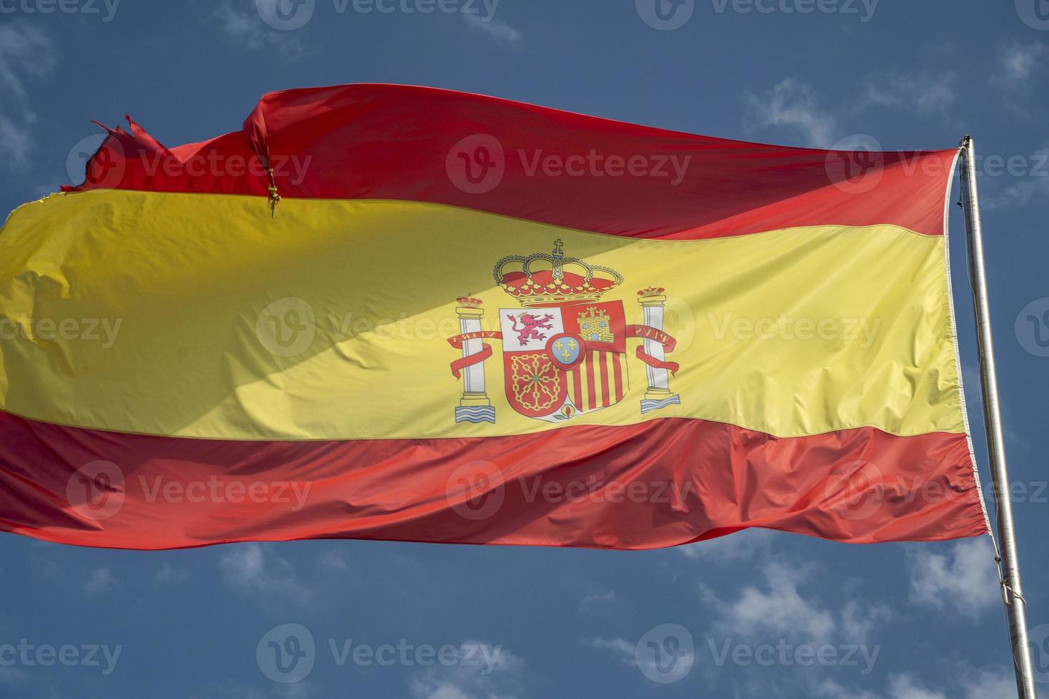 wehende spanische flagge im blauen himmel foto