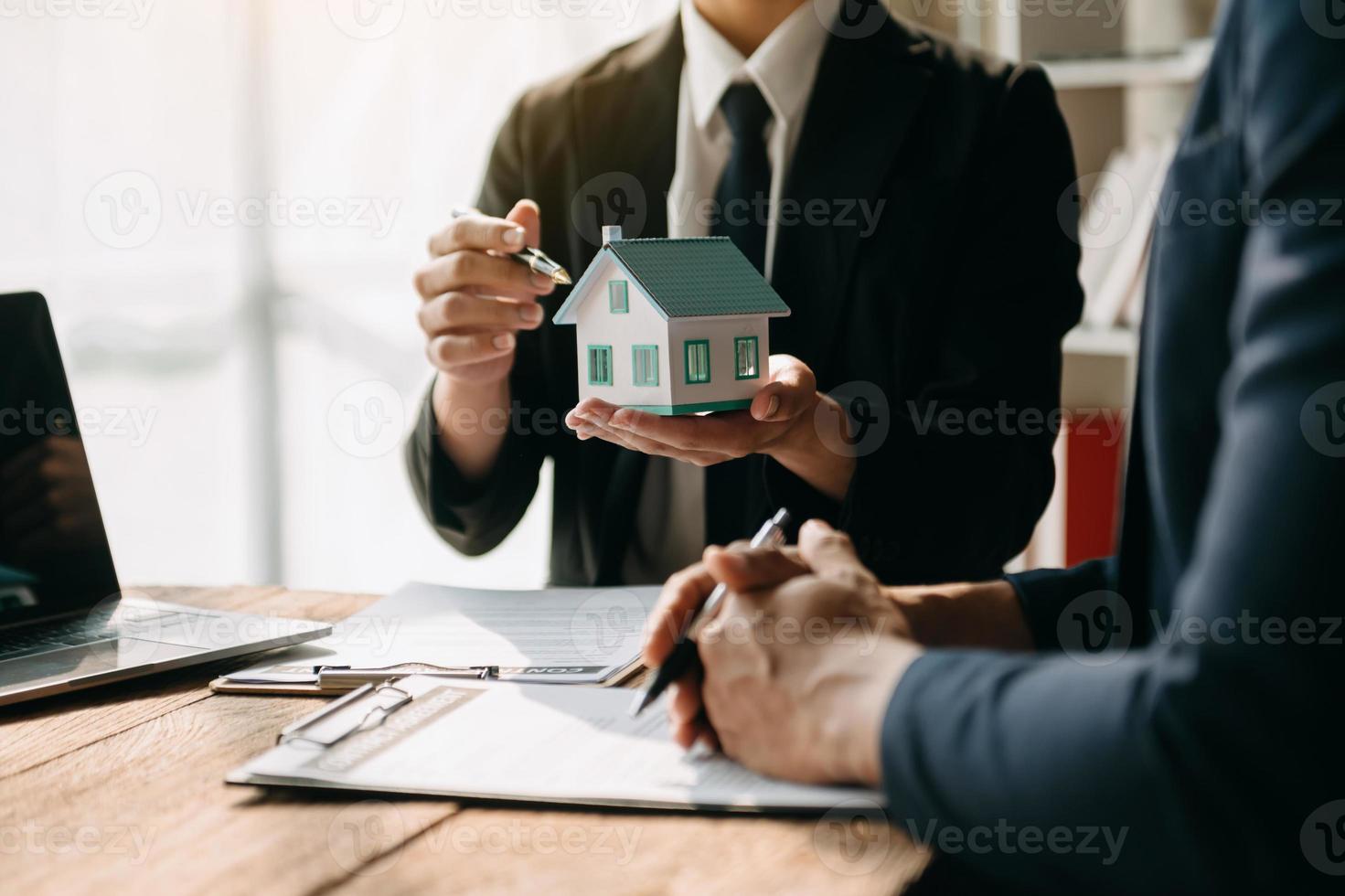 Immobilienmakler-Agent, der den Kunden vorstellt und ihn bei der Entscheidungsfindung berät foto