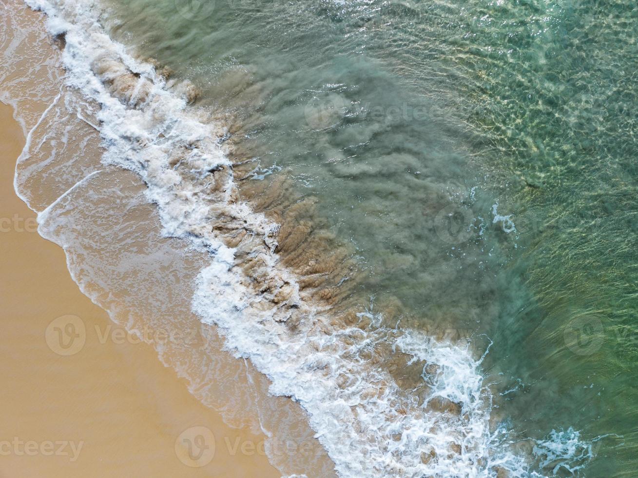 Luftaufnahme der Meeresoberfläche, Foto aus der Vogelperspektive von Wellen und Wasseroberflächenstruktur, erstaunlicher Meeresstrandhintergrund, schöne Naturlandschaftsansicht Meeresozeanhintergrund