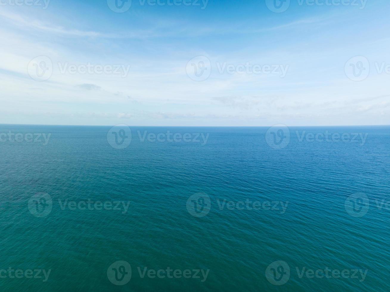 Luftaufnahme einer blauen Meeresoberfläche Wasser Textur Hintergrund und Sonnenreflexionen Luft fliegende Drohne Ansicht Wellen Wasser Oberflächenstruktur auf sonnigen tropischen Ozean foto