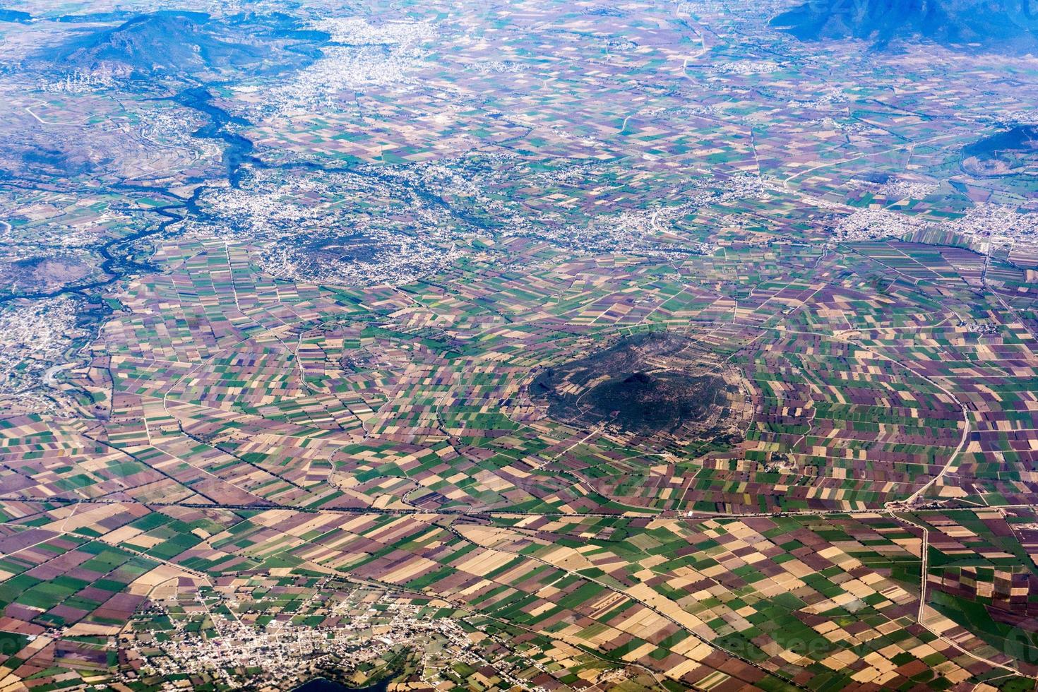 bewirtschaftete felder in der nähe von mexiko-stadt luftbild stadtbild panorama foto