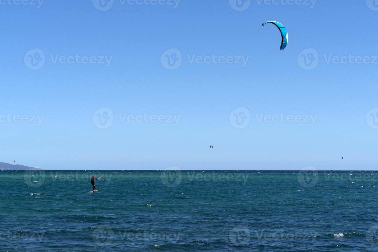 la ventana, mexiko - 16. februar 2020 - kitesurfen am windigen strand foto