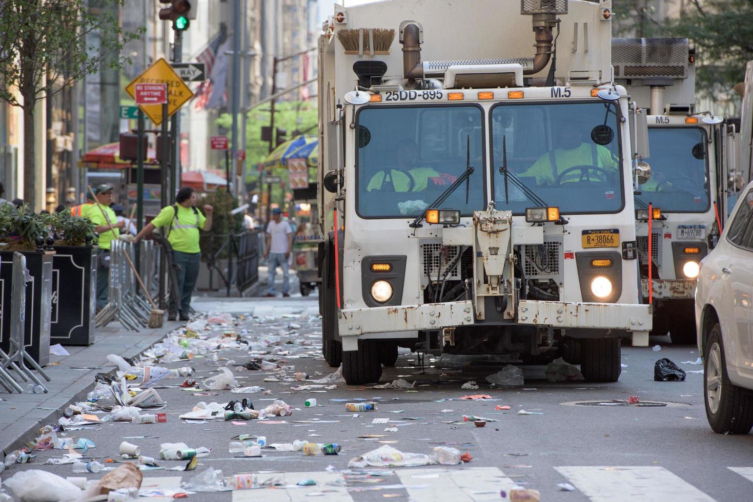 new york city - 14. juni 2015 lastwagen säubern die straße nach der jährlichen puerto rico day parade foto