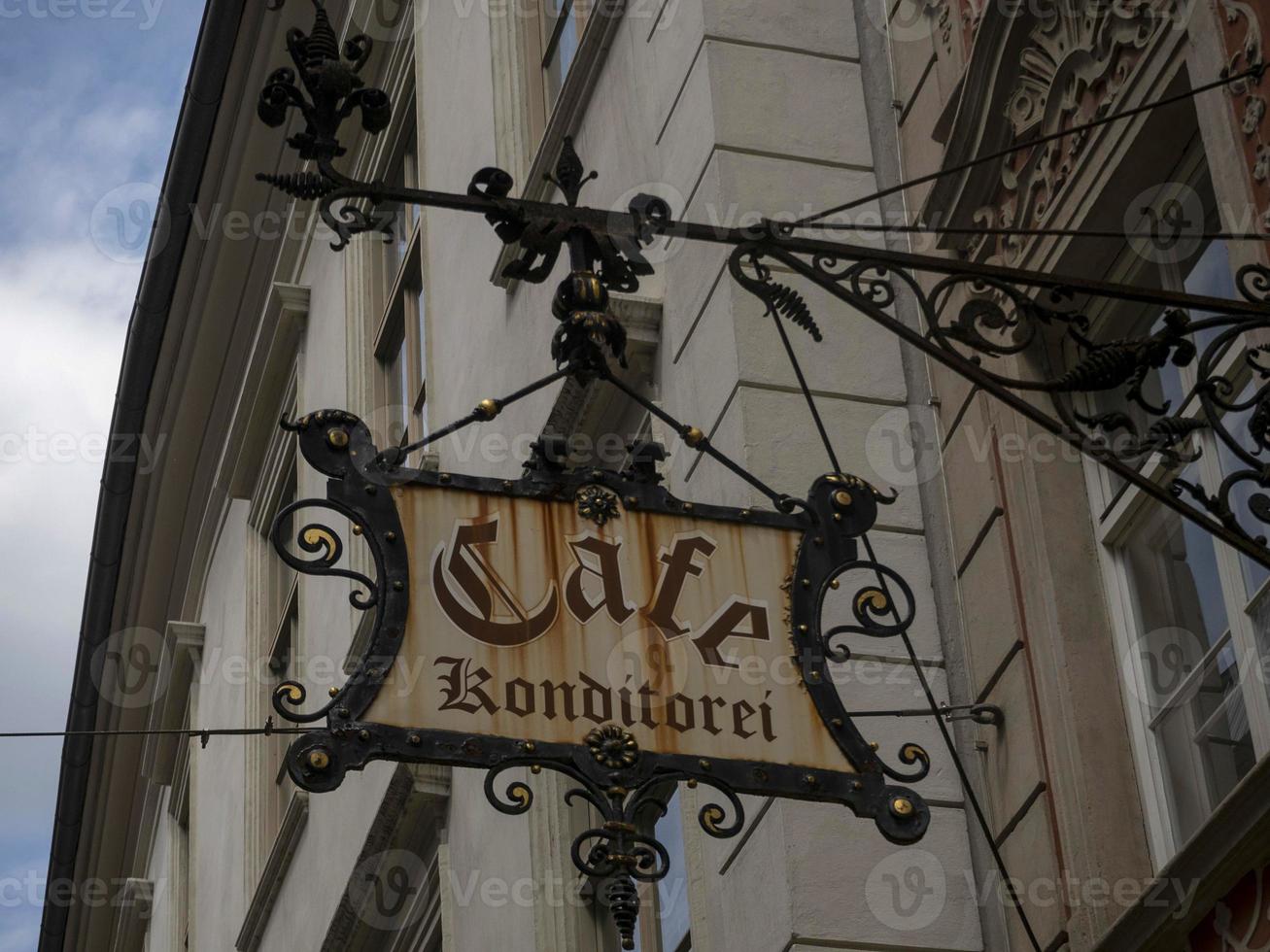 graz österreich historisches hausgebäude café zeichen foto