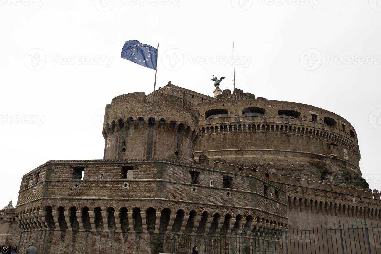 EU-Flagge weht auf der Engelsburg in Rom foto