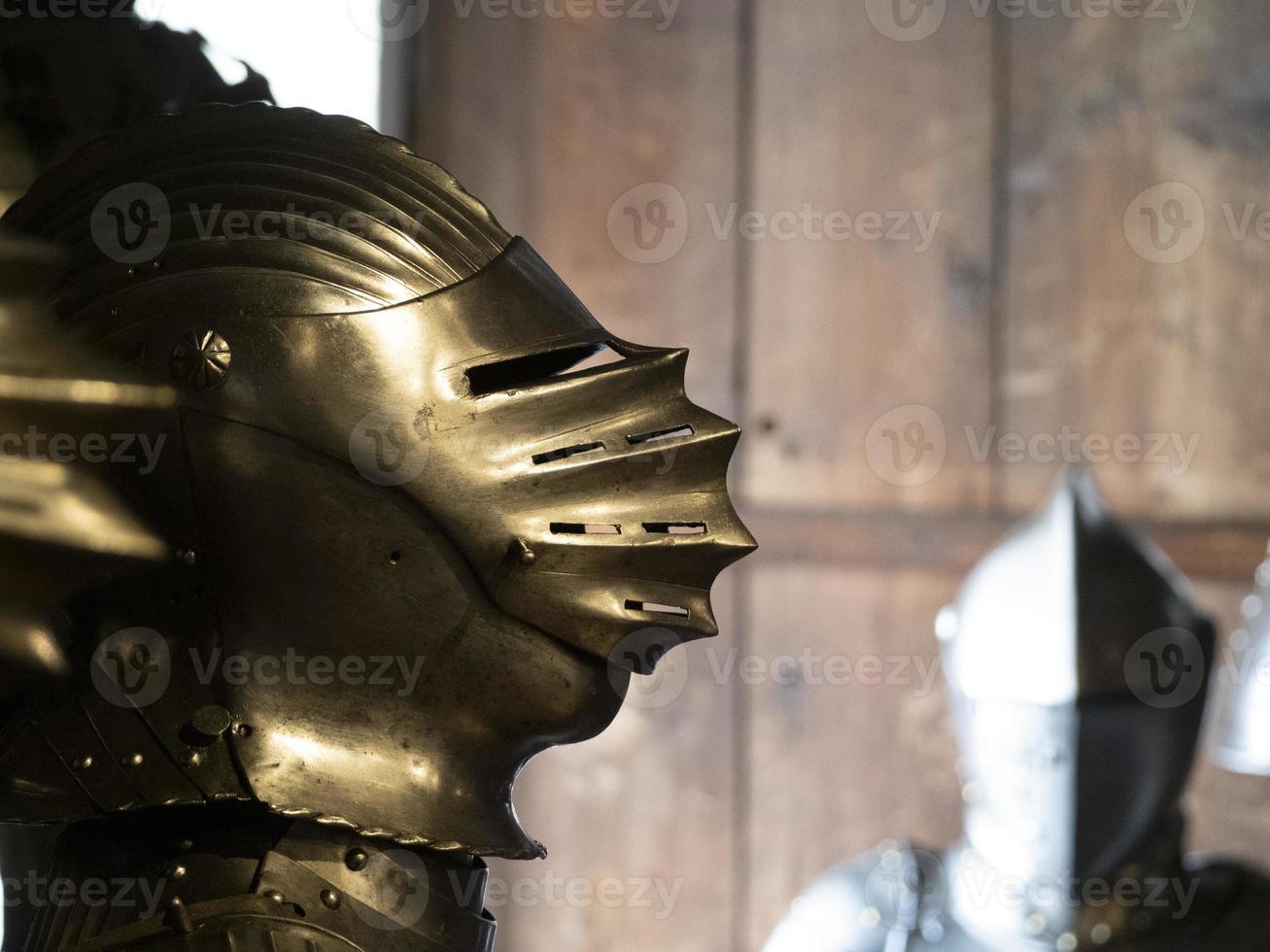 viele mittelalterliche Rüstungen aus Eisenmetall foto