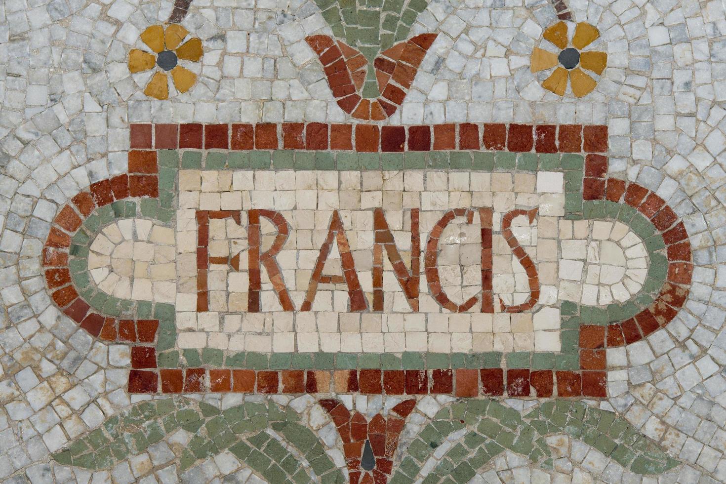 papst franziskus name im roten mosaikpatchwork foto