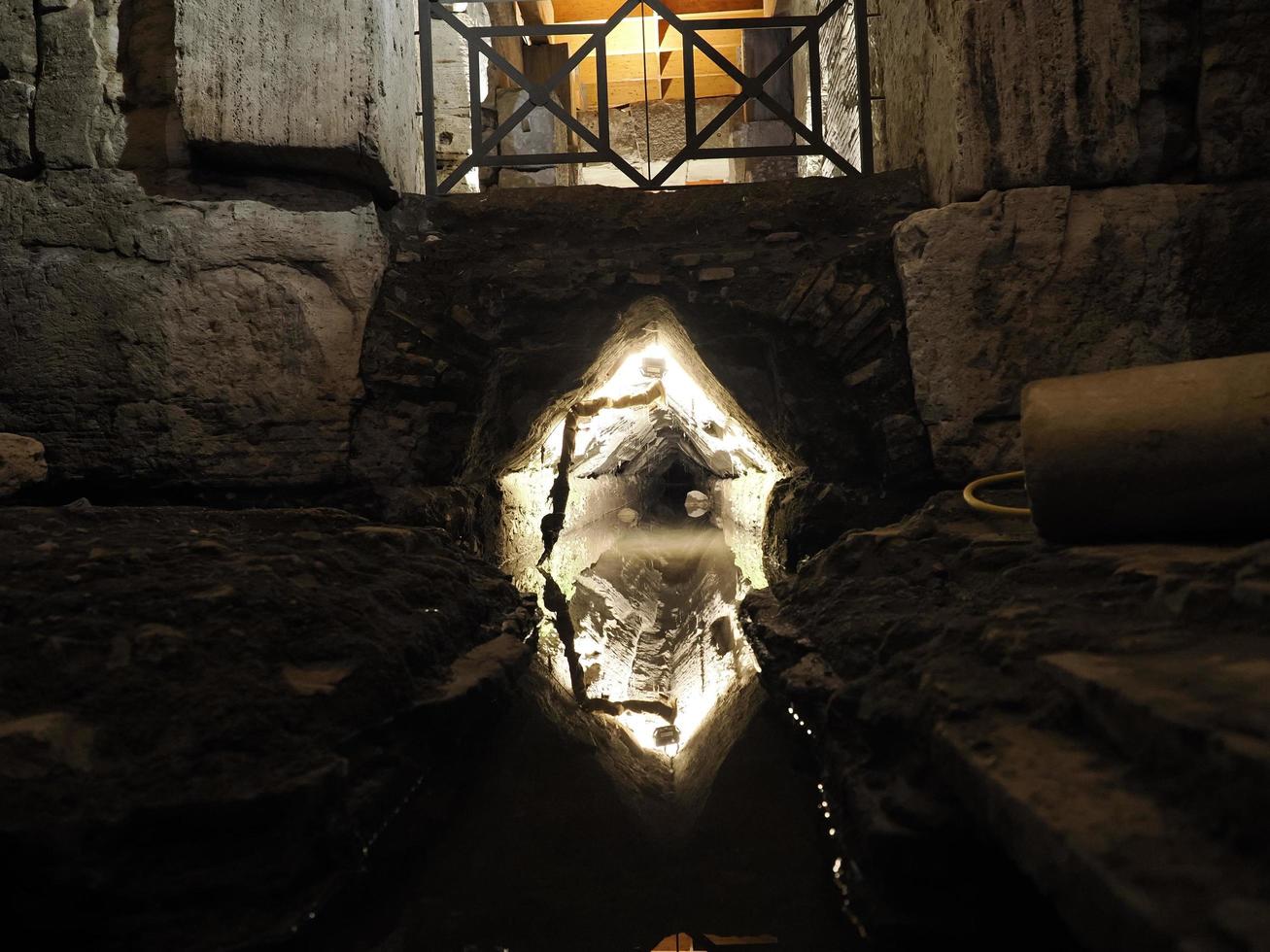 Wasserkanal im Kolosseum Rom Innenansicht bei Nacht foto