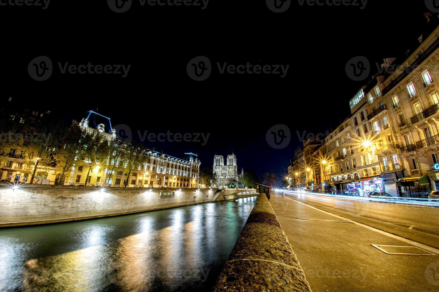 notre dame paris nachtansicht foto