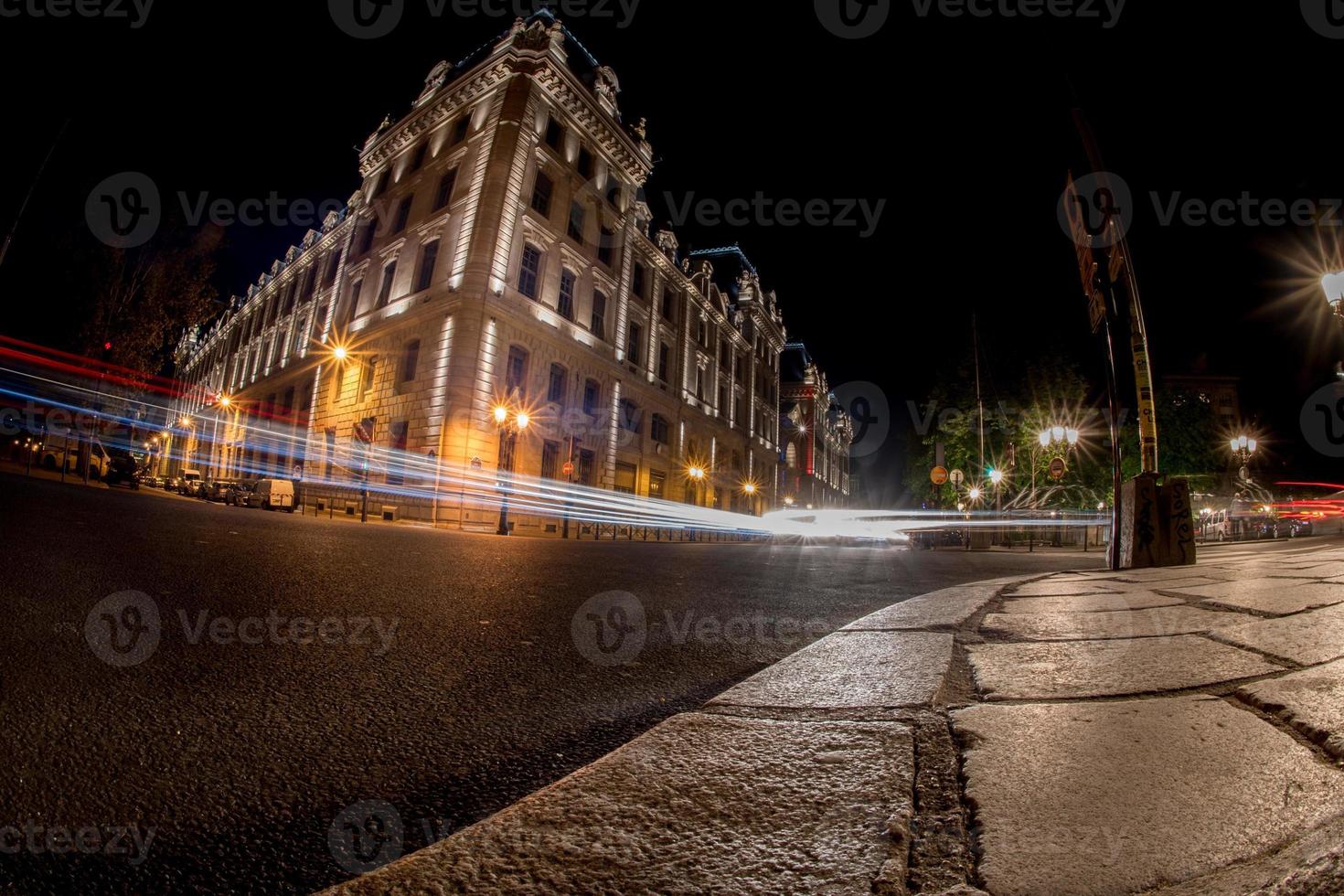 Autolichtspuren in Paris bei Nacht foto