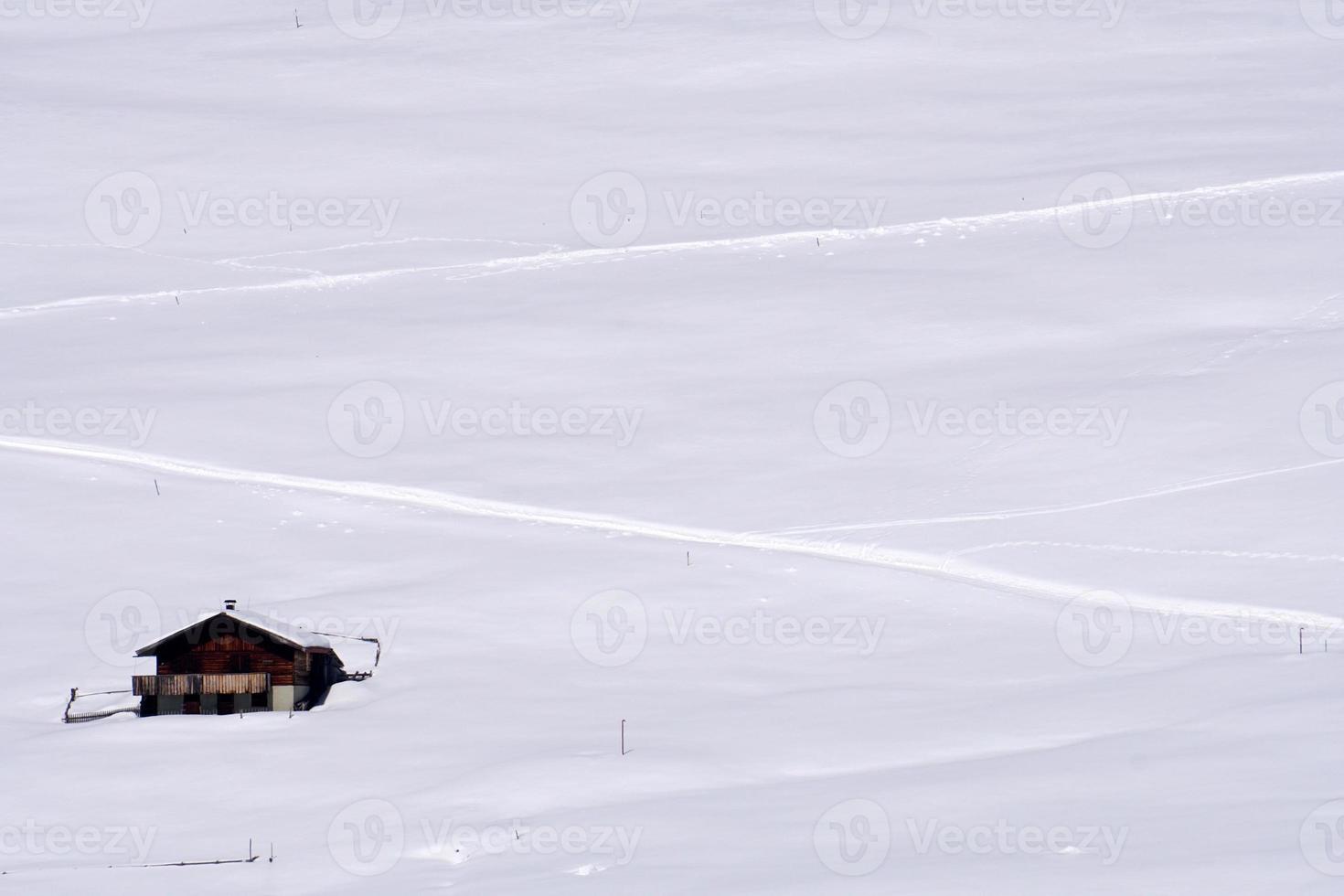 dolomiten schneepanorama große landschaft hütte mit schnee bedeckt foto