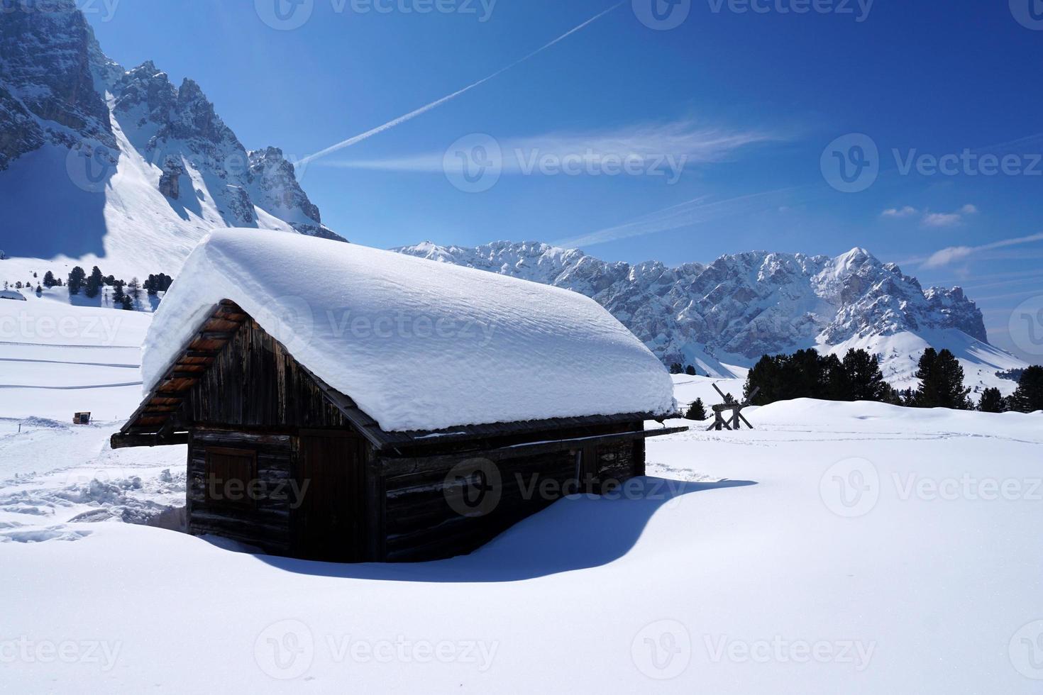 Holzhütte im Winterschneehintergrund foto