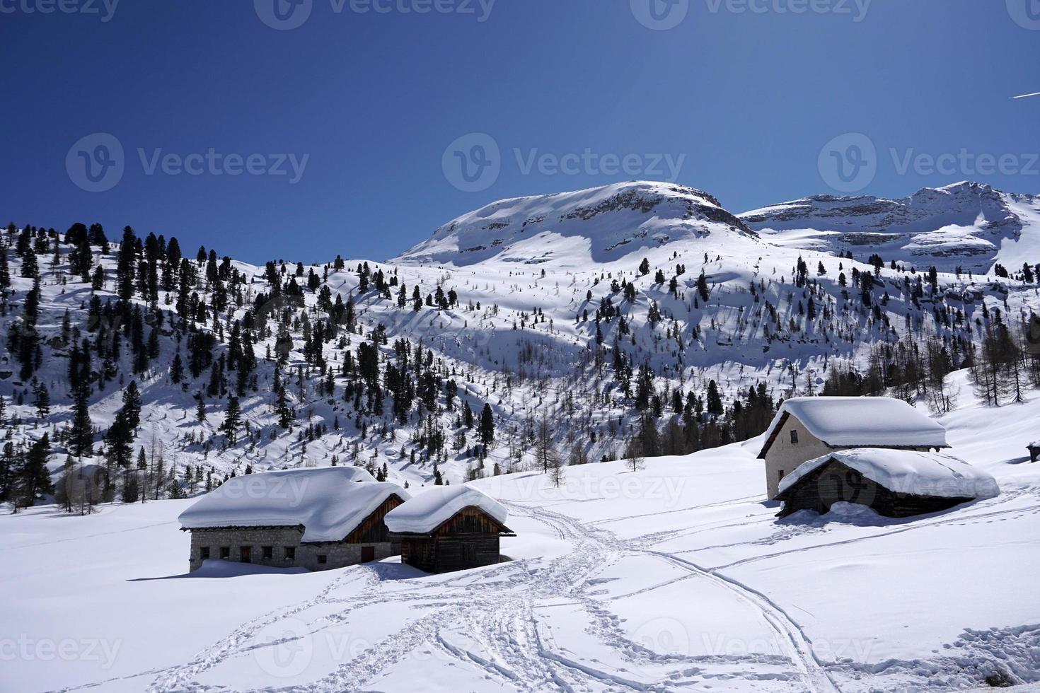 dolomiten schneepanorama große landschaft hütte mit schnee bedeckt foto