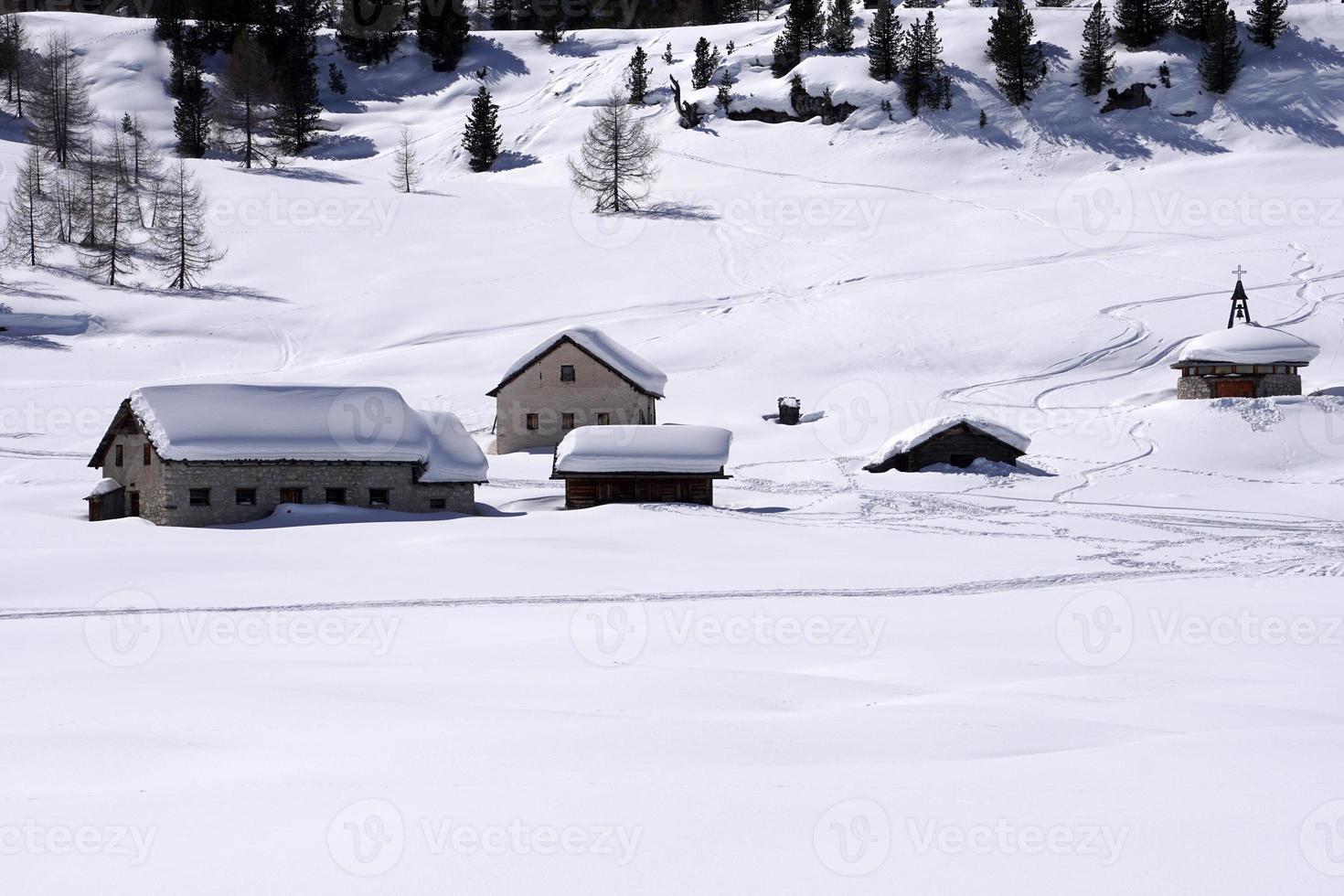 Holzhütte im Winterschneehintergrund foto