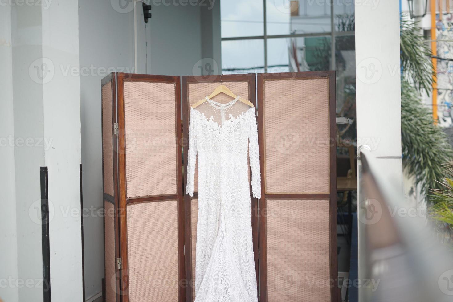 Schönes weißes Hochzeitskleid für die Trauung foto