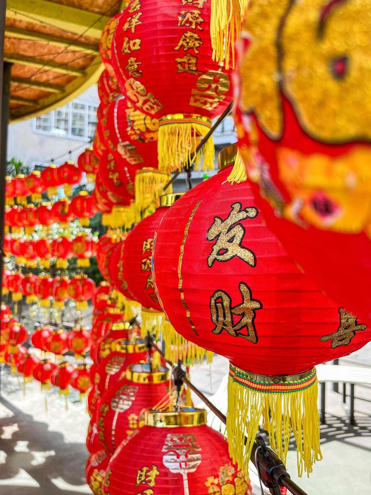 nahaufnahme rote chinesische laternen am mittag. chinesische neujahrskompositionen. foto