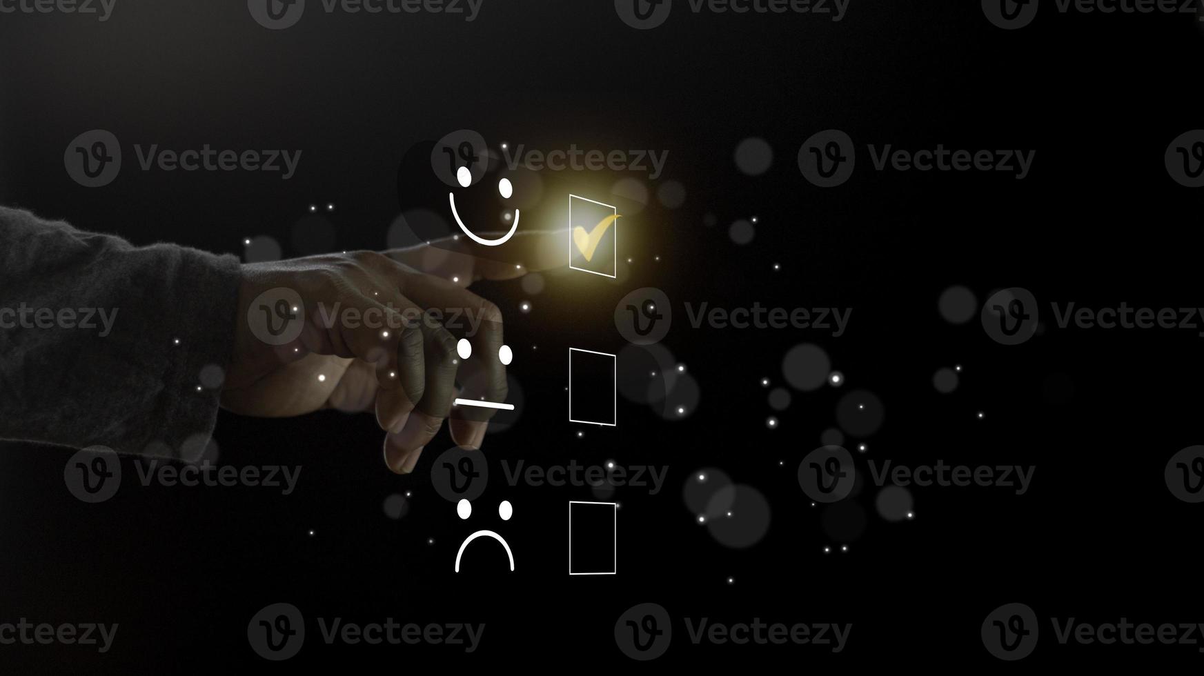 Geschäftsmann drückt Smiley Emoticon auf virtuellem Touchscreen. benutzer bewerten die serviceerfahrung bei der online-anwendung für das konzept der zufriedenheitsumfrage zur kundenbewertung. foto