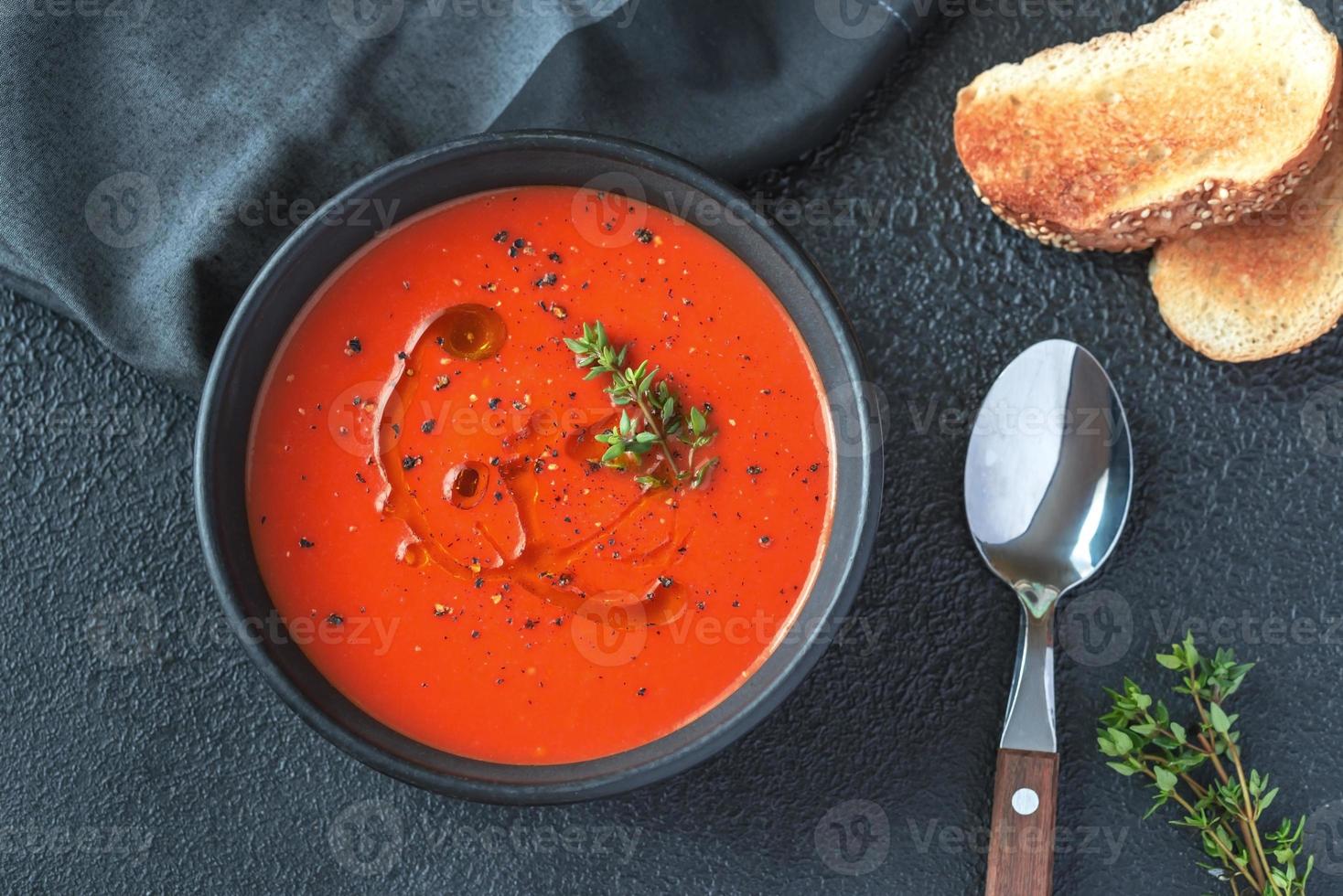 Schüssel würzige Tomatensuppe foto