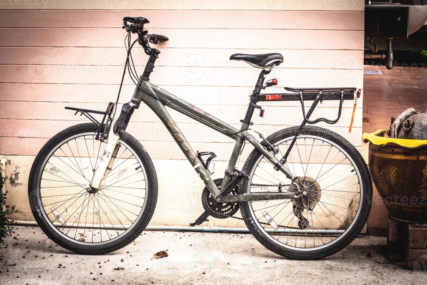 Das Fahrrad war an der Wand abgestellt. foto