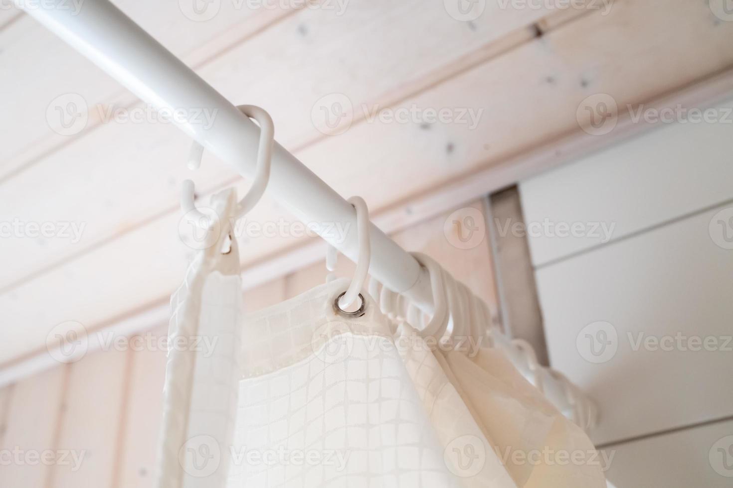 wasserdichter Vorhang im Badezimmer, der den Duschbereich abdeckt. Untersicht. foto
