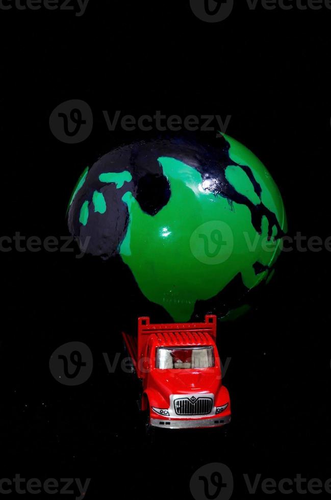 Miniaturlastwagen, der einen Globus trägt foto
