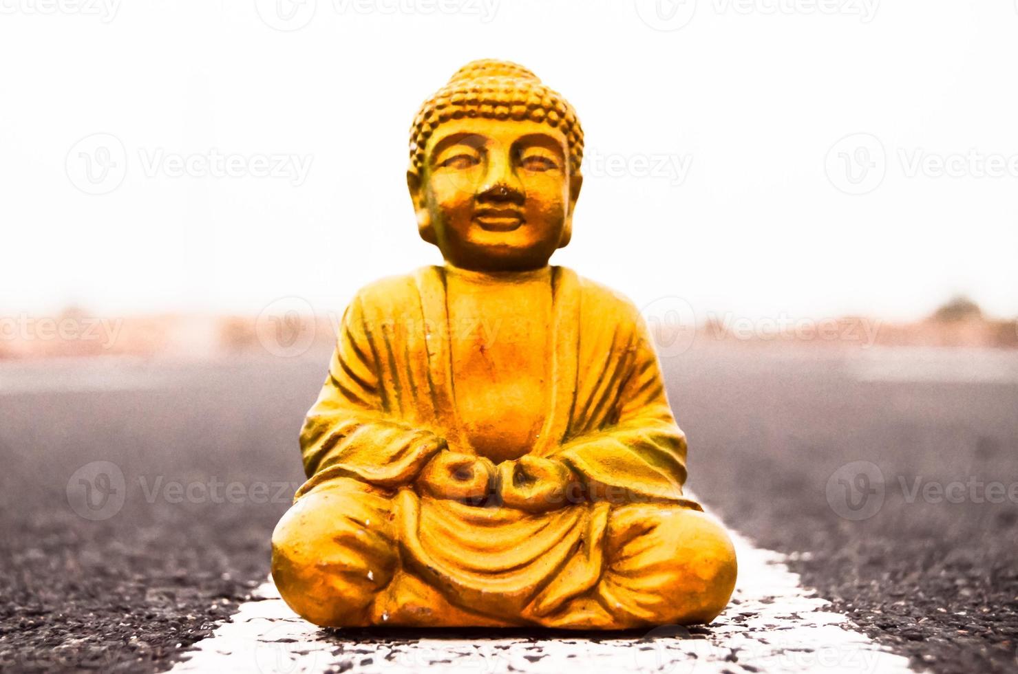 Buddha-Miniatur auf der Straße foto