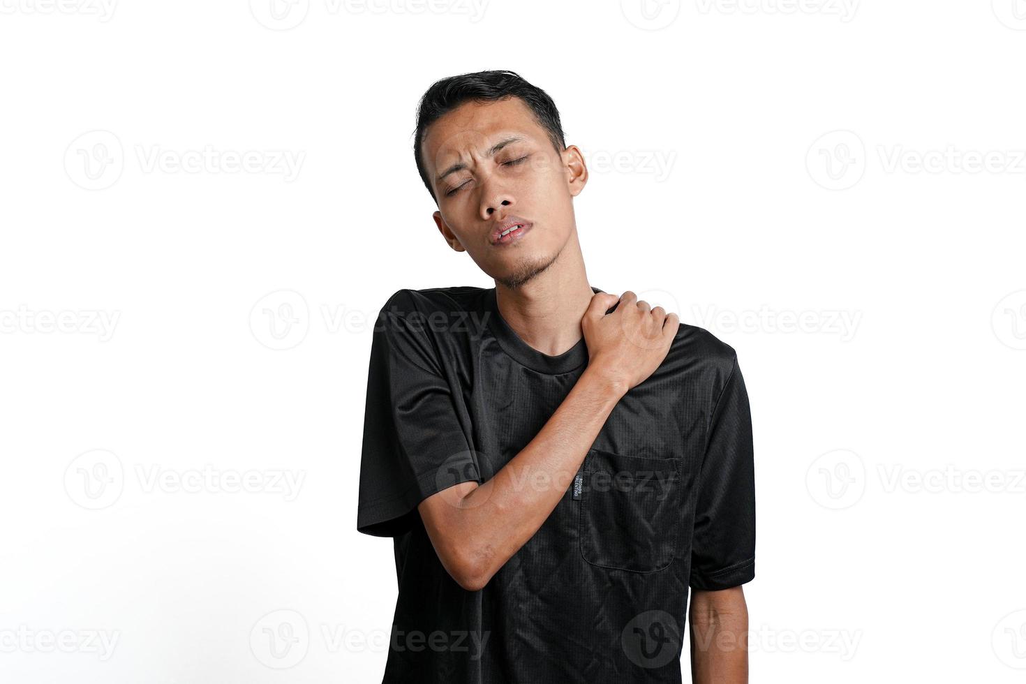 asiatische männer in schwarzen trainingshemden mit müden, schmerzenden, müden und lethargischen körpergesten. durch weißen Hintergrund isoliert foto