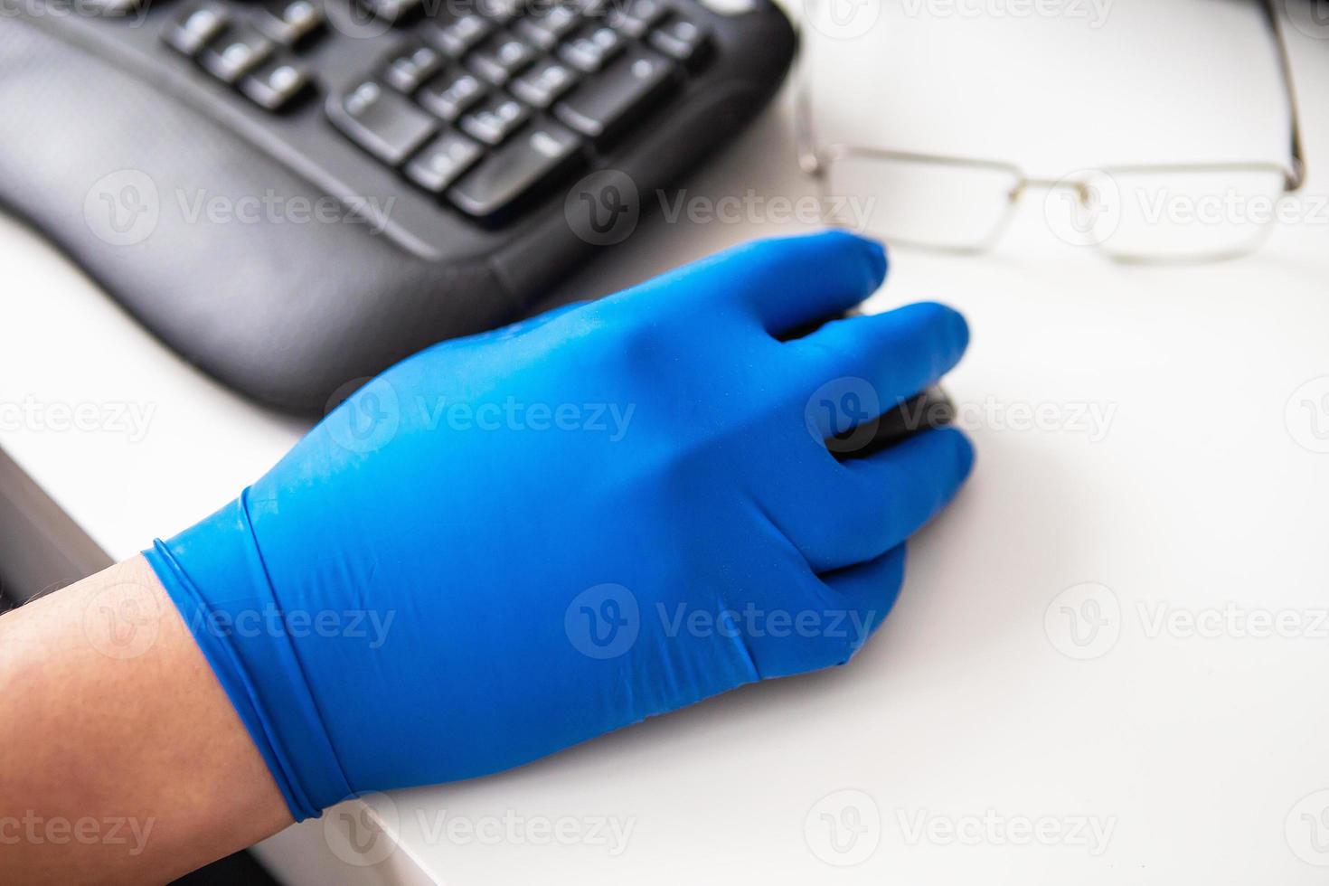 Ein Arzt mit blauen Handschuhen sammelt schnell Daten über einen Patienten. das konzept der gesundheitsversorgung und der pflege ihrer gesundheit. Arbeitsplatz eines Arztes, Online-Beratung. foto