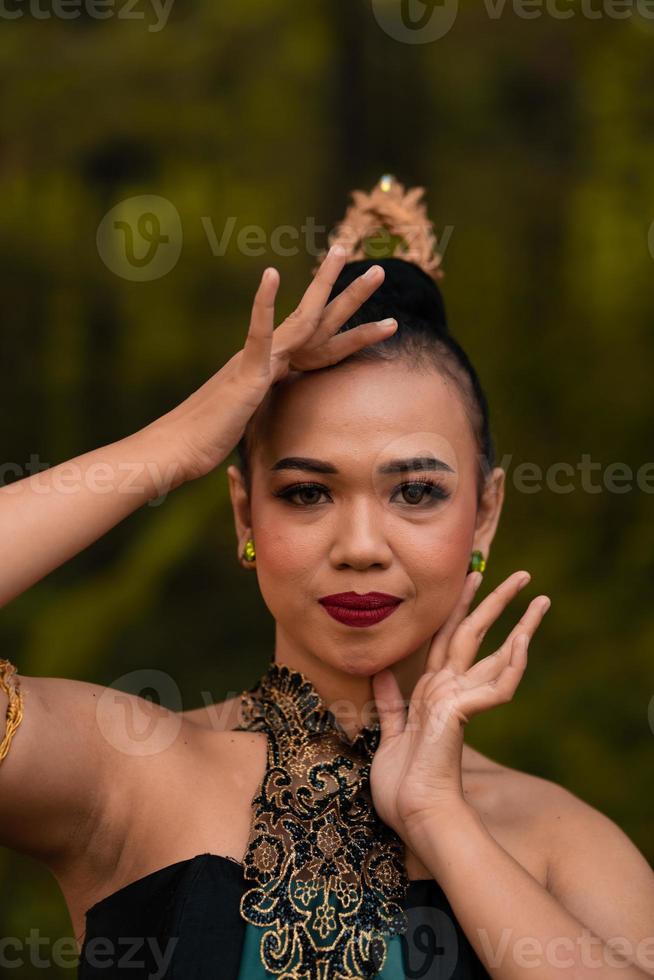 schönes Gesicht einer javanischen Frau in einem traditionellen Tanzkostüm, bevor die Tanzaufführung beginnt foto