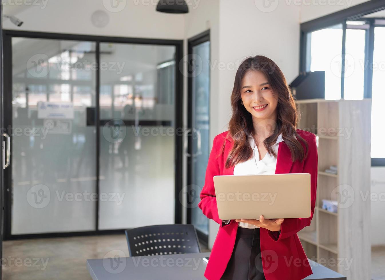 marketing, finanzen, buchhaltung, planung, geschäftsfrauen analysieren unternehmensergebnisse und gewinne mit grafikstatistiken. Verwenden Sie einen Laptop-Computer und einen Taschenrechner, um den Saldo des Unternehmens zu berechnen. foto