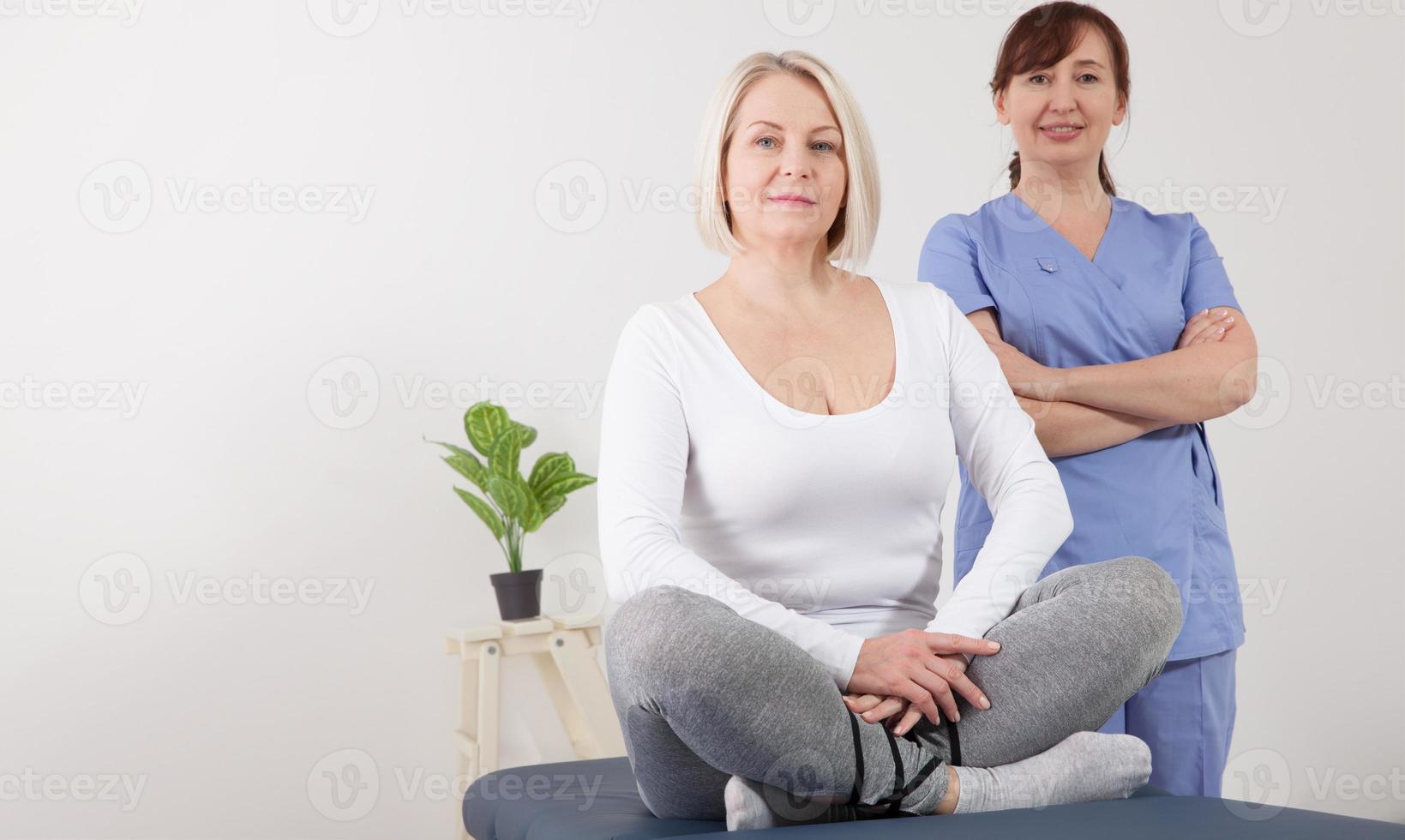 Patientin und Arzt konsultieren sich im Krankenhaus foto