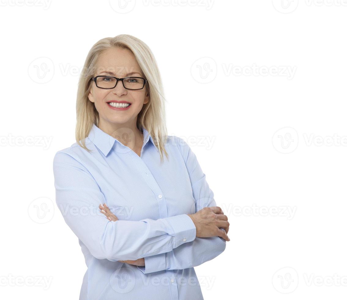 Geschäftsfrau mit Brille und blauem Hemd, isoliert auf weiss. glückliche hübsche frauen foto