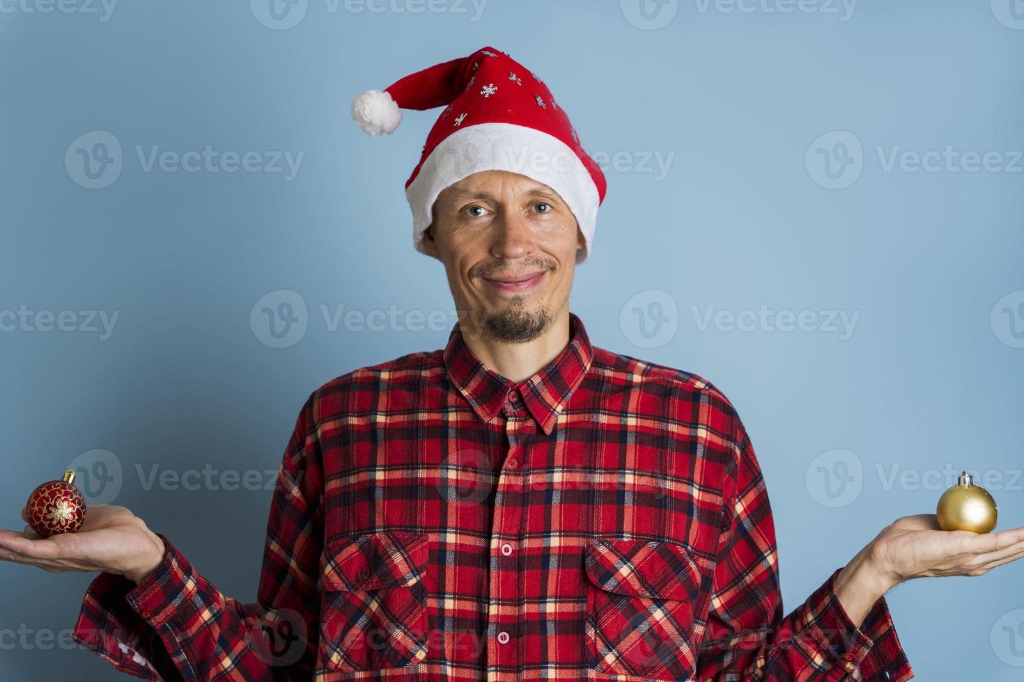 Porträt eines Mannes in einer Kappe von st. nikolaus und ein kariertes rotes hemd auf blauem hintergrund foto