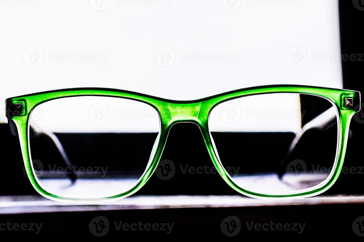 Brille vor dem Fenster. Brille zur Sehkorrektur in einem grünen Rahmen. foto