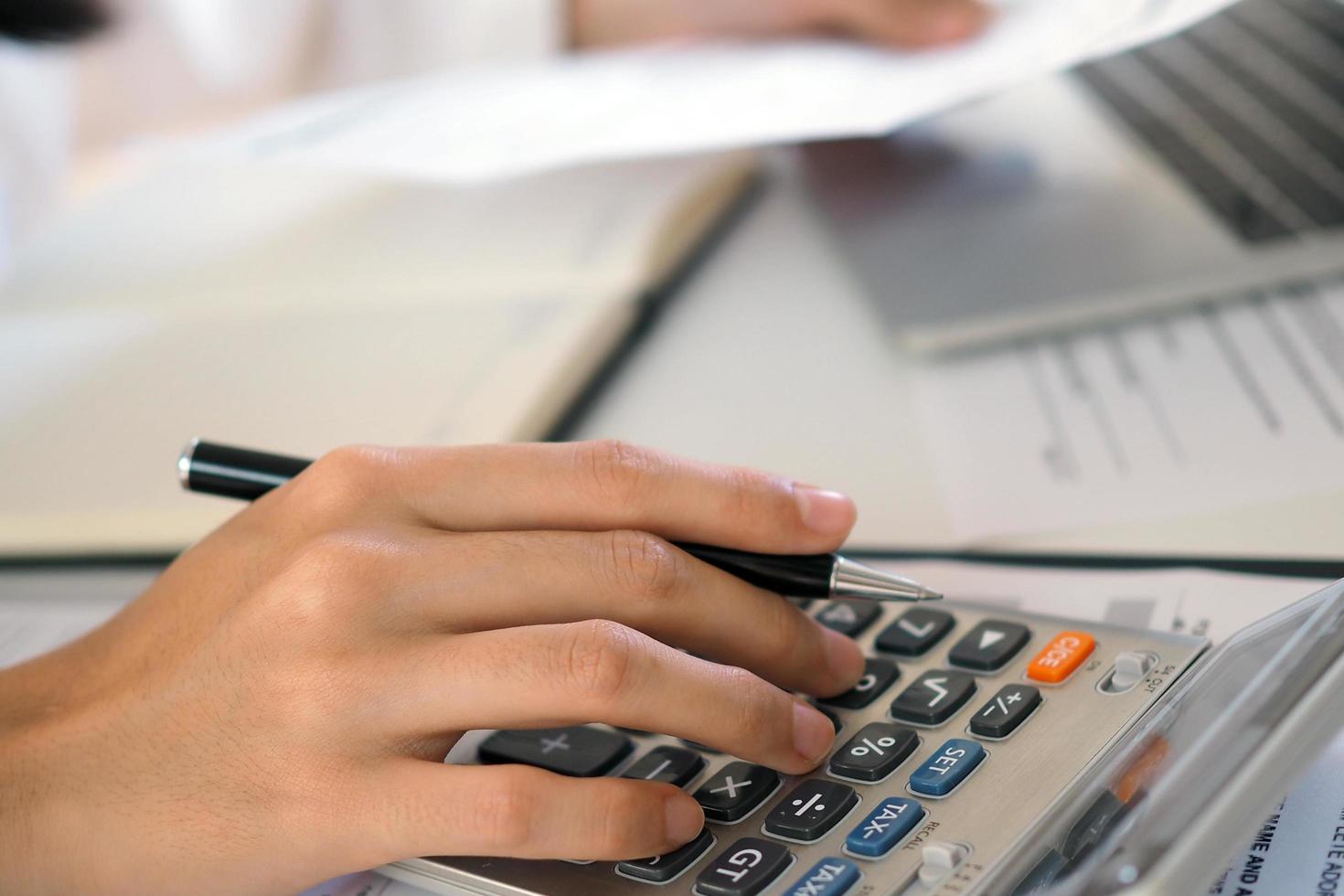 Berechnen Sie die jährlichen Steuerzahlungen für Unternehmen und Einzelpersonen. Interne Revision der Finanzabteilung foto