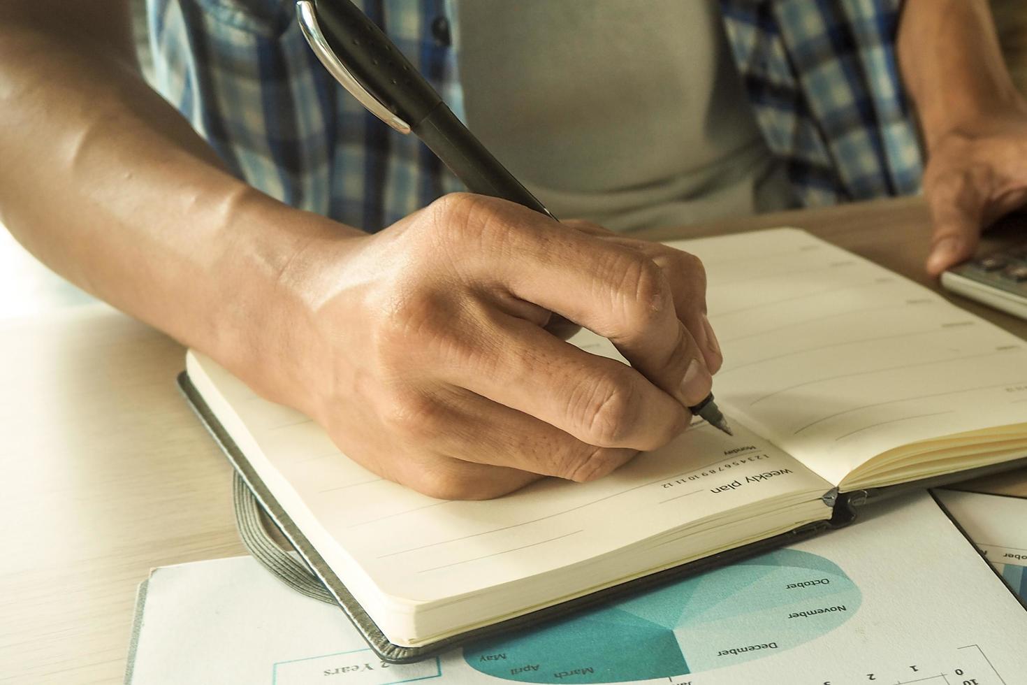 handschriftlich zum buchkonzept. man hand fangen stift machen sich notizen zum buch. foto