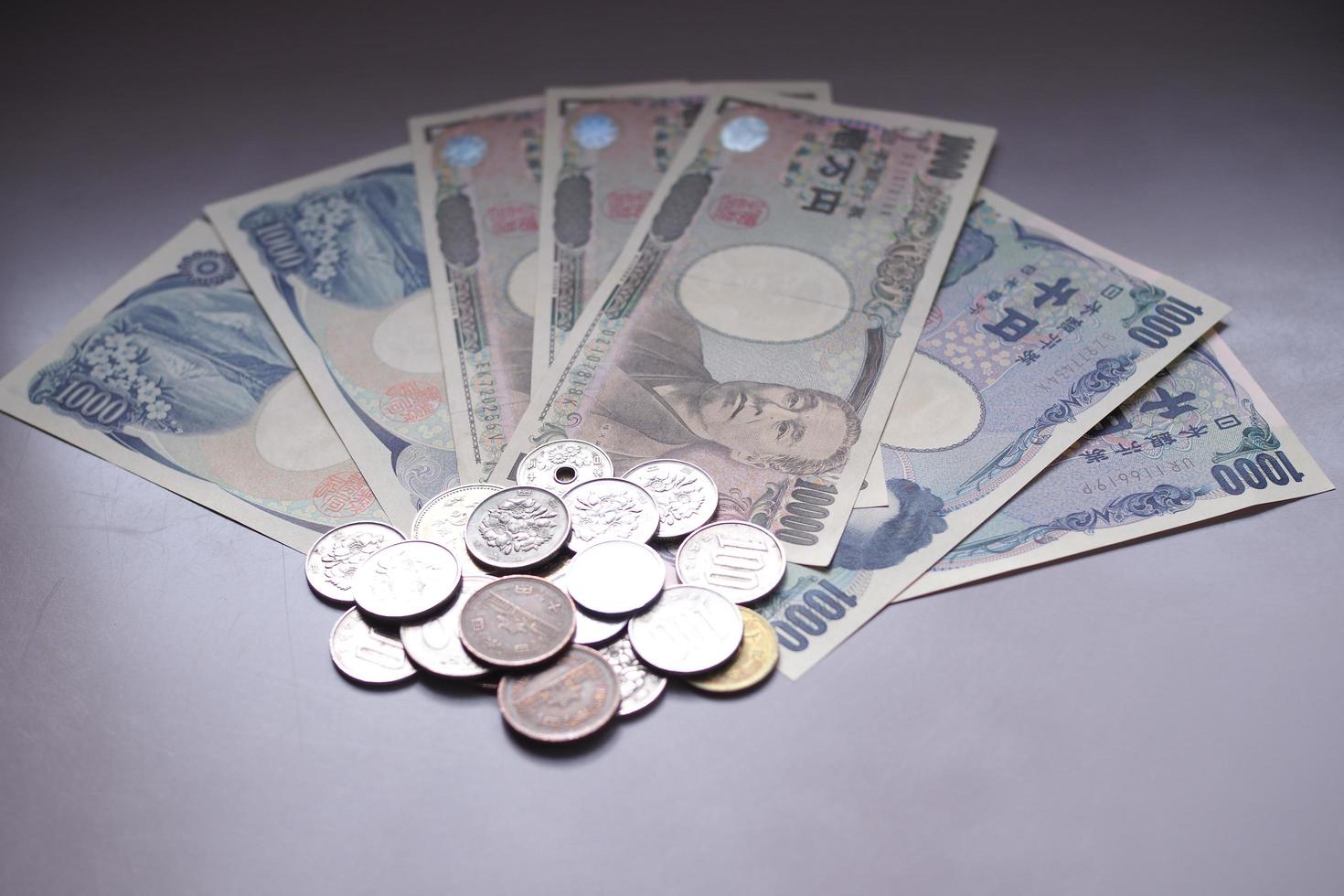 japanische yen-noten und japanische yen-münzen für geldkonzepthintergrund foto