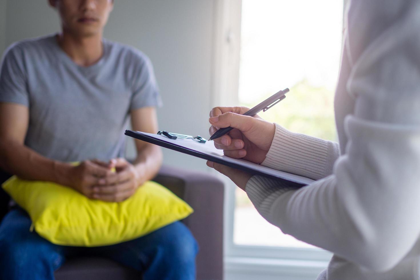 männliche Patienten mit psychischen Erkrankungen und körperlichen Erkrankungen werden derzeit mit einem Arzt oder Psychiater besprochen. Therapie bei psychischen Symptomen und Depressionen foto