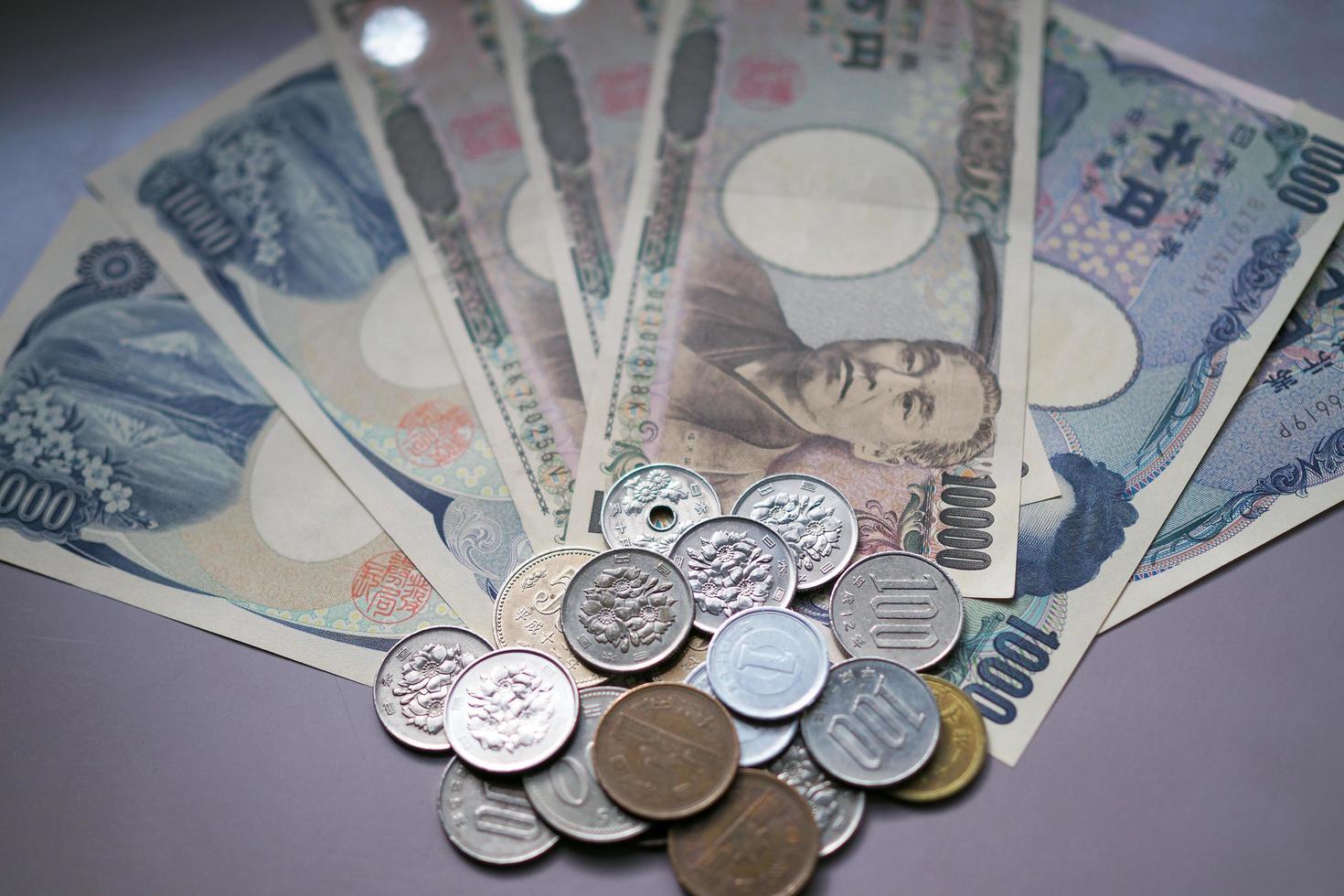 japanische yen-noten und japanische yen-münzen für geldkonzepthintergrund foto