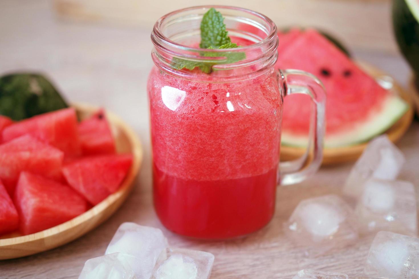 kalter Wassermelonensaft und geschnittene Wassermelone foto