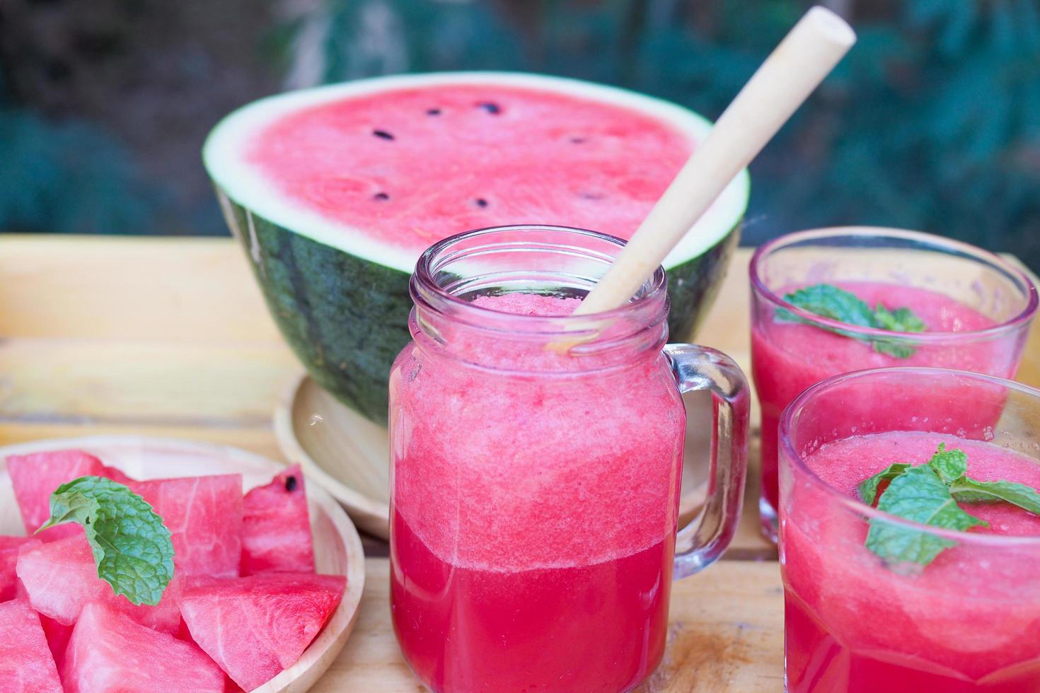 Wassermelone für die Gesundheit trinken. süßer Geschmack mit Vitaminen, erfrischen Sie Ihren Körper foto