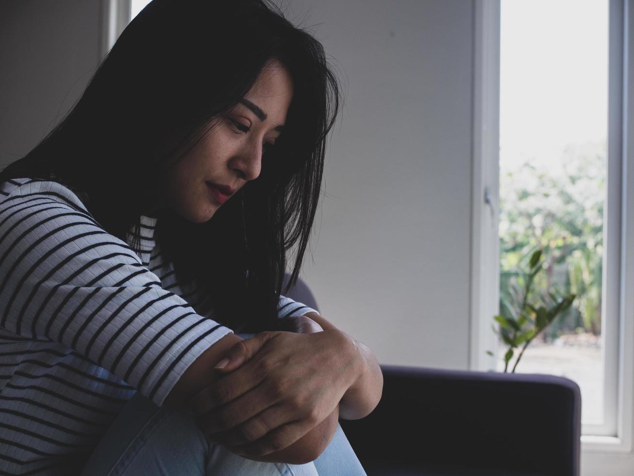 asiatische frauen sind gestresst, sitzen da und sorgen sich um familiäre probleme, sind herzzerreißend und haben psychische symptome. foto