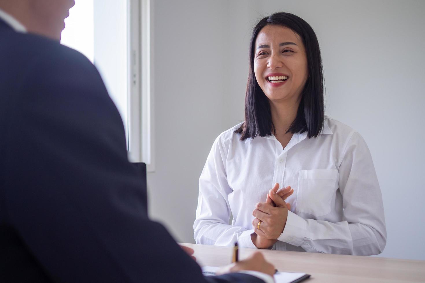 Der Manager interviewt Bewerber oder Kandidaten und liest den Lebenslauf. Der Manager erkundigt sich nach Berufserfahrung und bespricht die Einstellung zum Unternehmen. neue Mitarbeiterkonzepte foto