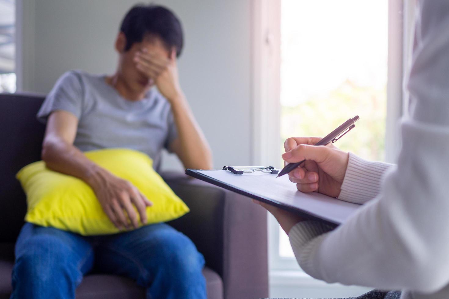 Psychiater oder professioneller Psychologe, der sich bei diagnostischen Untersuchungskrankheiten oder Geisteskrankheiten in einer medizinischen Klinik oder einem psychiatrischen Krankenhaus berät. medizinisches und gesundes servicekonzept. foto