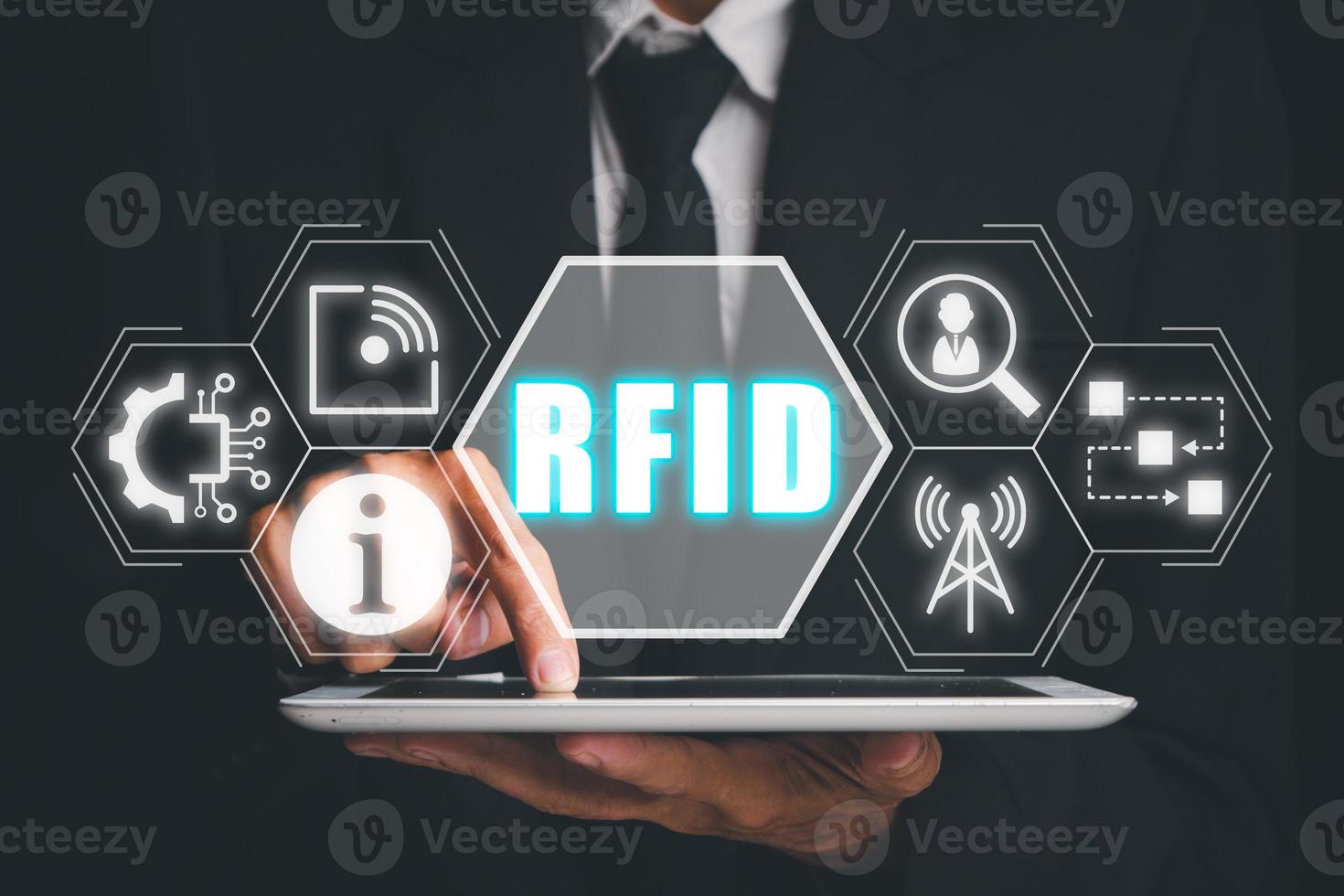 rfid, funkfrequenzidentifikationskonzept, person, die ein digitales tablet verwendet und das rfid-symbol auf dem virtuellen bildschirm mit der hand berührt. foto