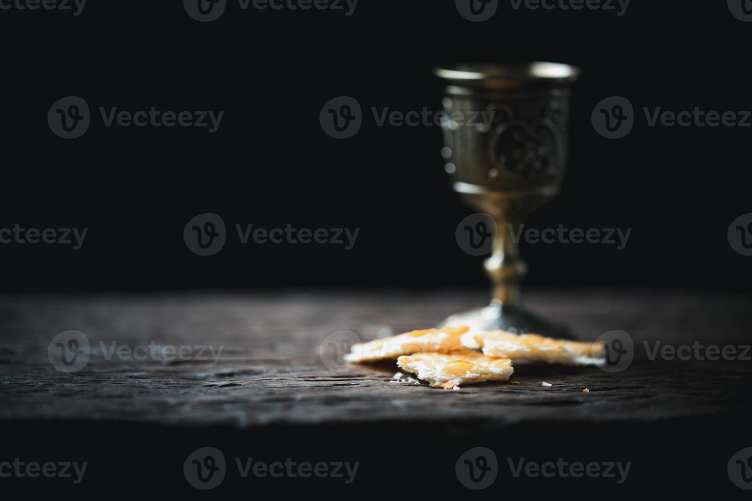 konzept der eucharistie oder der heiligen gemeinschaft des christentums. Eucharistie ist ein von Jesus eingesetztes Sakrament. beim letzten Abendmahl mit Jüngern. brot und wein sind leib und blut von jesus christus der christen. foto