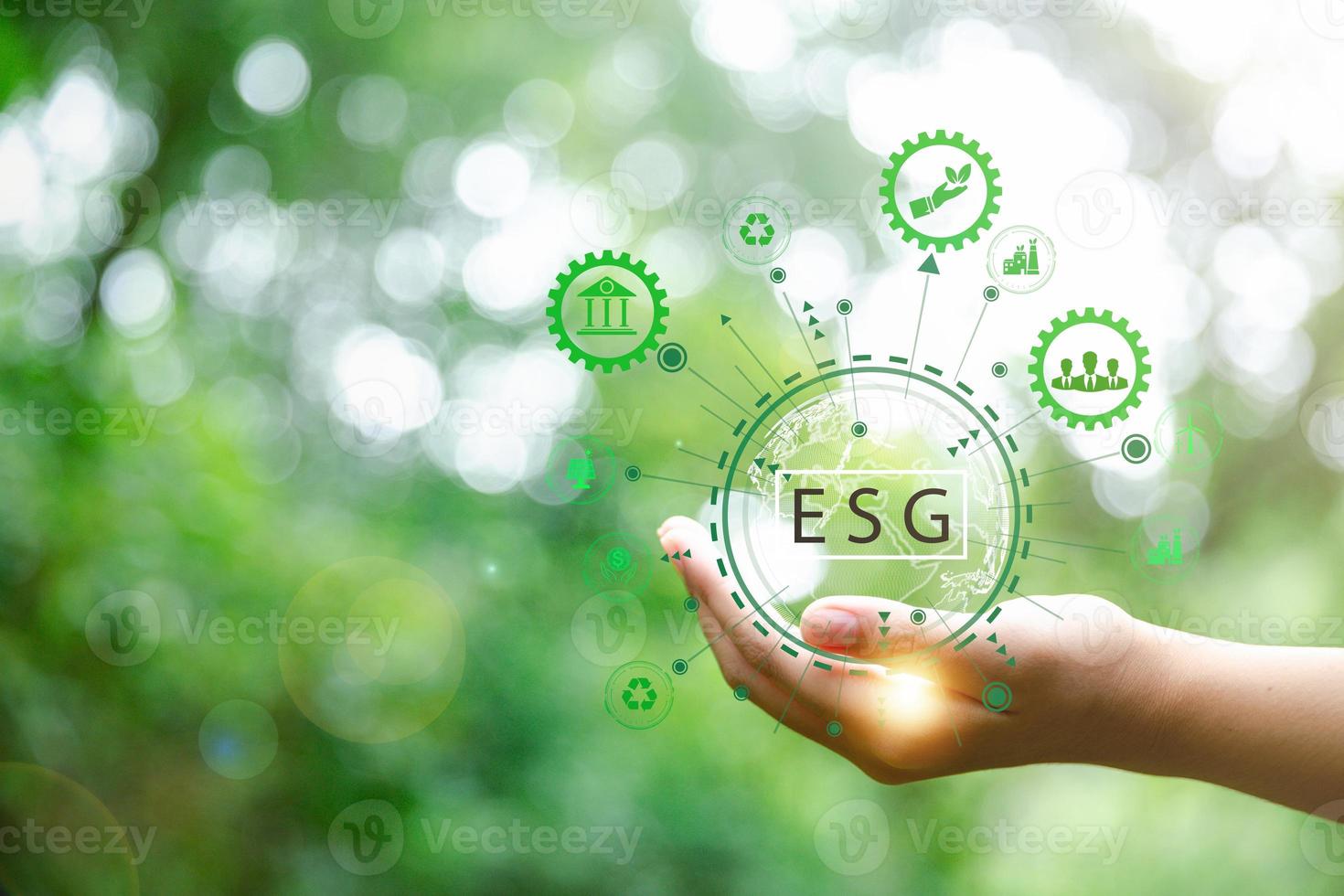 ESG-Icon-Konzept in der Hand für Umwelt, Soziales und Governance in nachhaltigem und ethischem Geschäft über Netzwerkverbindung auf grünem Hintergrund. Ideen für Produktion und Umweltschutz. foto